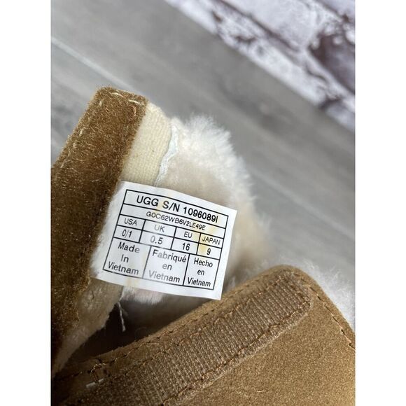 UGG Keelan Tan Brown Suede Sheepskin Lined Boots Toddlers Kids Size 1M US/16EU - Picture 8 of 16